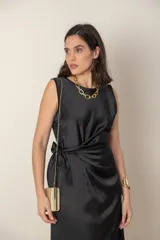 Vestido italiano marrón chocolate, de corte recto con lazo lateral.
