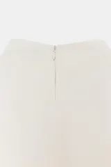 Vestido midi sin mangas, color celeste claro, con cuello alto y detalle de drapeado fruncido en el lateral del torso.