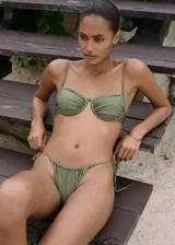 Braga de bikini verde militar con estilo brasileña y diseño de triángulo. Tiene forro interior y cierre de lazos laterales.