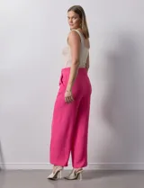 Pantalón wide leg azul marino de crepe, marca Ninety, con pretina ancha elastizada.