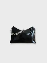 Cartera amarilla de cuero con forma de media luna, cierre superior y correa de cadena plateada.