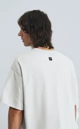 Remera gris de algodón, manga corta, cuello redondo y corte boxy fit.