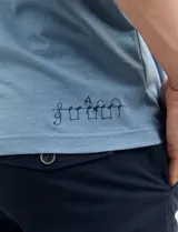 Remera azul marino de algodón con cuello redondo y estampado frontal con la frase "All you need" en color celeste.