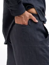 Shorts de lino color azul marino, con cintura elástica y bolsillos laterales y trasero.