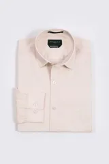 Camisa de manga larga color blanco, con fit slim y logo bordado en el pecho, confeccionada en 100% algodón.
