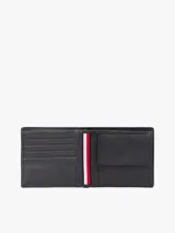 Billetera plegable de cuero negro con logo de Tommy Hilfiger esmaltado en la parte delantera. Cuenta con múltiples ranuras interiores para tarjetas, compartimento para billetes y bolsillo para monedas.