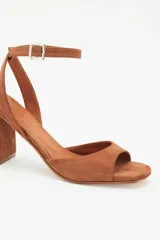 Sandalias de cuero gamuzado color marrón, con tira fina en el tobillo y tacón bloque bajo.