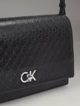 Cartera de hombro Calvin Klein color negro con monograma CK en toda la superficie y logo metálico plateado en el frente.