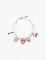Pulsera de dijes con charms en forma de corazón rojo y cerezas, en aleación de metales plateados.