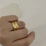 Anillo dorado de acero quirúrgico hipoalergénico con baño en oro 18K, de diseño grueso y redondeado.