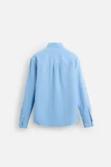 Camisa celeste de lyocell y algodón, corte relaxed fit, cuello solapa, manga larga con puños abotonados, bolsillo de parche en el pecho y cierre frontal con botones.