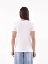 Remera blanca de algodón con estampado de cerezas rojas y texto "Mon Cheri".