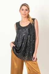 Blusa sin mangas color negro cubierta de lentejuelas.