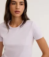 Remera celeste de media malla con cuello redondo y mangas cortas.