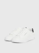 Zapatillas urbanas Calvin Klein blancas de cuero, con detalle en cuero negro en el talón y logo de la marca en el lateral.