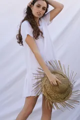 Vestido corto blanco de muselina de algodón con corte recto y mangas cortas.