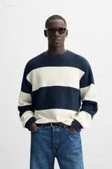 Sudadera de hombre de tejido rizo, corte holgado, con cuello redondo, manga larga y diseño a rayas horizontales en azul marino y blanco.