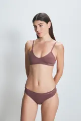 Conjunto de ropa interior color marrón, compuesto por un corpiño triangular de breteles finos y una bombacha vedetina clásica.
