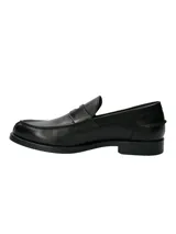 Mocasín italiano de cuero negro, con plantilla de cuero y suela de goma.