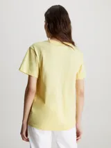 Remera amarilla de algodón con logo de Calvin Klein bordado en el centro del pecho.