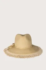 Sombrero de paja color beige con ala ancha y detalle de cinta con flecos.