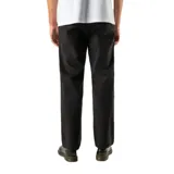 Pantalón negro de corte recto, con bolsillos laterales y traseros.