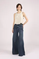 Pantalón de jean azul oscuro, de corte wide leg.