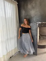 Pollera midi de tul gris con lentejuelas plateadas.