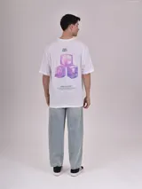 Remera azul con estampado del número 78 en el pecho. Corte holgado y cuello redondo.