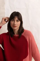 Sweater tejido color crema con mangas ranglán color beige y cuello redondo.