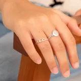 Anillo de plata 925 con tres corazones calados.