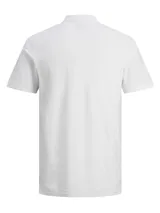 Chomba de piqué blanca, manga corta, cuello clásico con botones y corte ajustado.