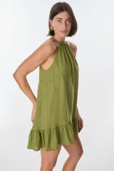 Vestido corto color beige, con escote halter, tirantes finos y falda con volados.