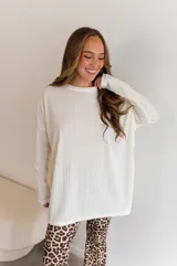 Buzo negro de viscosa, de corte amplio y mangas largas.