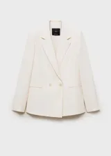 Blazer color crema con cuello de solapa, cierre cruzado con doble botonadura y corte recto.