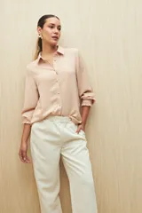 Pantalón negro de corte recto con bolsillos laterales y cintura elástica.