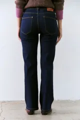 Pantalón de jean azul oscuro, de corte recto y tiro alto.