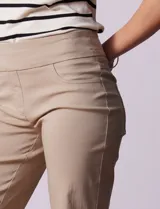 Bermuda blanca en gabardina elastizada, marca Ruby Rd. Pretina ancha elastizada. Delantera con bolsillos simulados. Trasera con bolsillos aplicados.