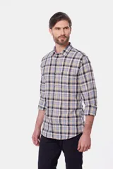 Camisa celeste y beige a cuadros, de corte clásico y manga larga.