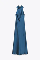 Vestido largo de satén color azul petróleo, con cuello halter y espalda descubierta.