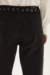 Jean recto de tiro medio, color negro, con textura sutil de animal print en relieve.