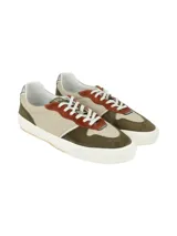 Zapatillas deportivas de cuero color beige, con detalles en marrón y verde.