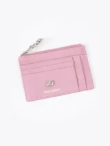 Tarjetero de cuero vacuno color bordó con aplique metálico de flor y tiracierre con diseño exclusivo.