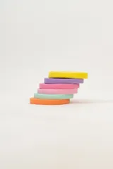 Set de 6 esponjas de maquillaje en colores pastel, ideales para aplicar productos de belleza.
