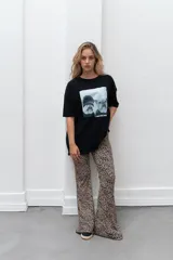 Remerón negro con estampa frontal de dos perros bulldog francés.