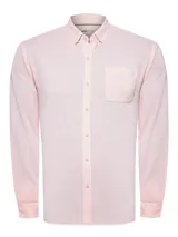 Camisa de vestir manga larga color rosa claro con cuello abotonado, bolsillo en el pecho y corte clásico.