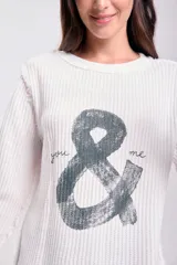 Remera blanca de textura waffle con mangas largas y estampa de un signo '&' en color gris.