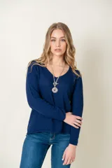 Sweater gris oscuro de lana con cuello en V y corte holgado.