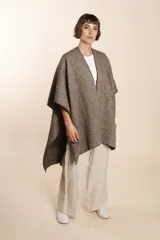 Ruana marrón con terminación de crochet hecho a mano, confeccionada en lana fina sin teñir. Diseño exclusivo de Don Baez, hecha 100% en Uruguay.