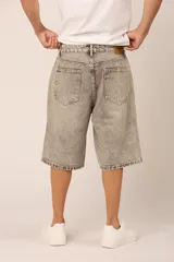 Bermuda gris claro con efecto lavado, corte amplio y largo hasta la rodilla.